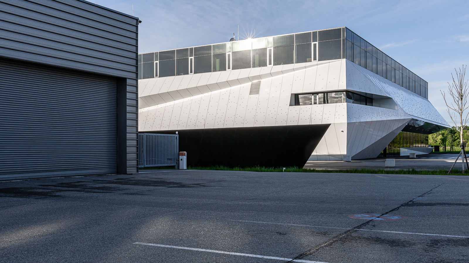 KTM Motorsport-Gebäude - Blick von Nord-Osten. Im Vordergrund das KTM-Motorenwerk.