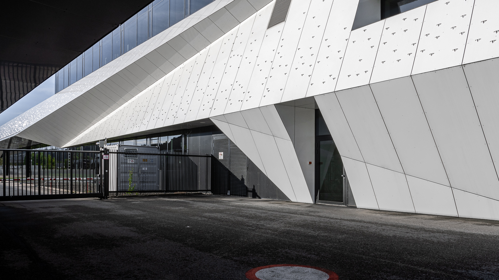 KTM Motorsport-Gebäude - Blick Richtung Süden. Anlieferungszone mit Fassaden-Detail.