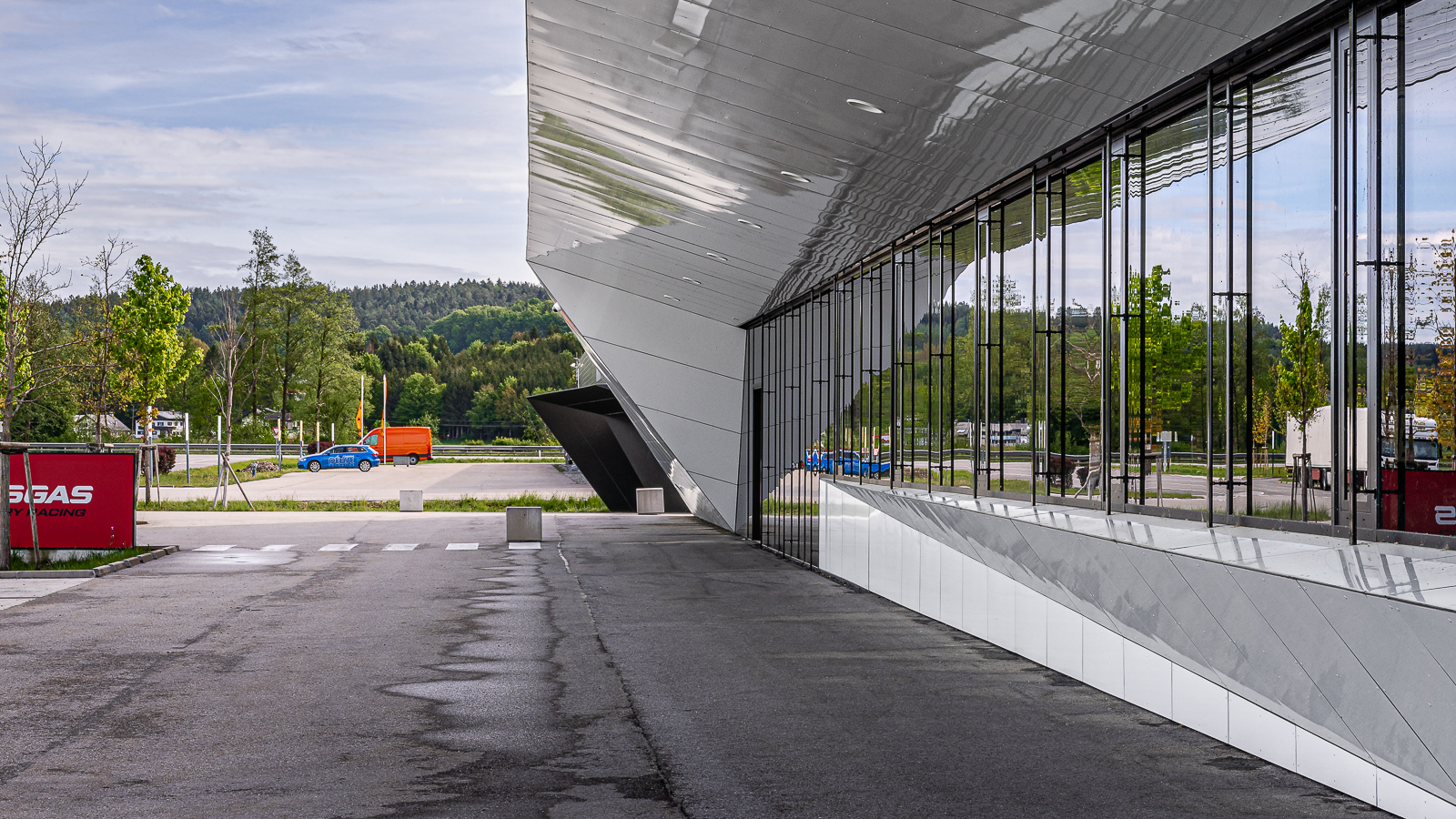 KTM Motorsport-Gebäude - Blick von Westen. Die weiße Aluverbund-Fassade umschließt das Gebäude.