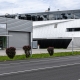 KTM Motorsport-Gebäude - Blick von Nord-Osten. Die dreidimensional gefaltete weiße Aluverbund-Fassade umschließt das Sockelgeschoss.