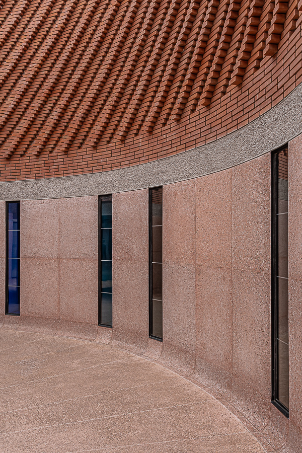 Yves-Saint-Laurent-Museum - Detail des Museumshofs. Landestypische Materialien, wie Terrakottaziegel und rosafarbener Granit, stellen gekont den Bezug zum Kontext her.