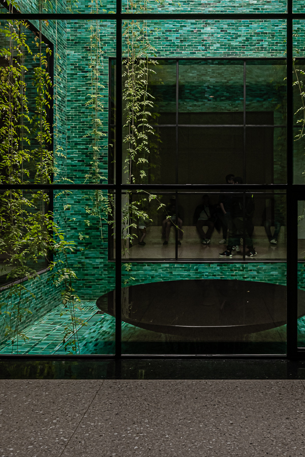 Yves-Saint-Laurent-Museum - Detail des Lichthofs. Der zentrale Ausstellungsbereich ist von einm schönen Lichthof geprät, der gekonnt Bezug auf die marokkanische Architektur nimmt.