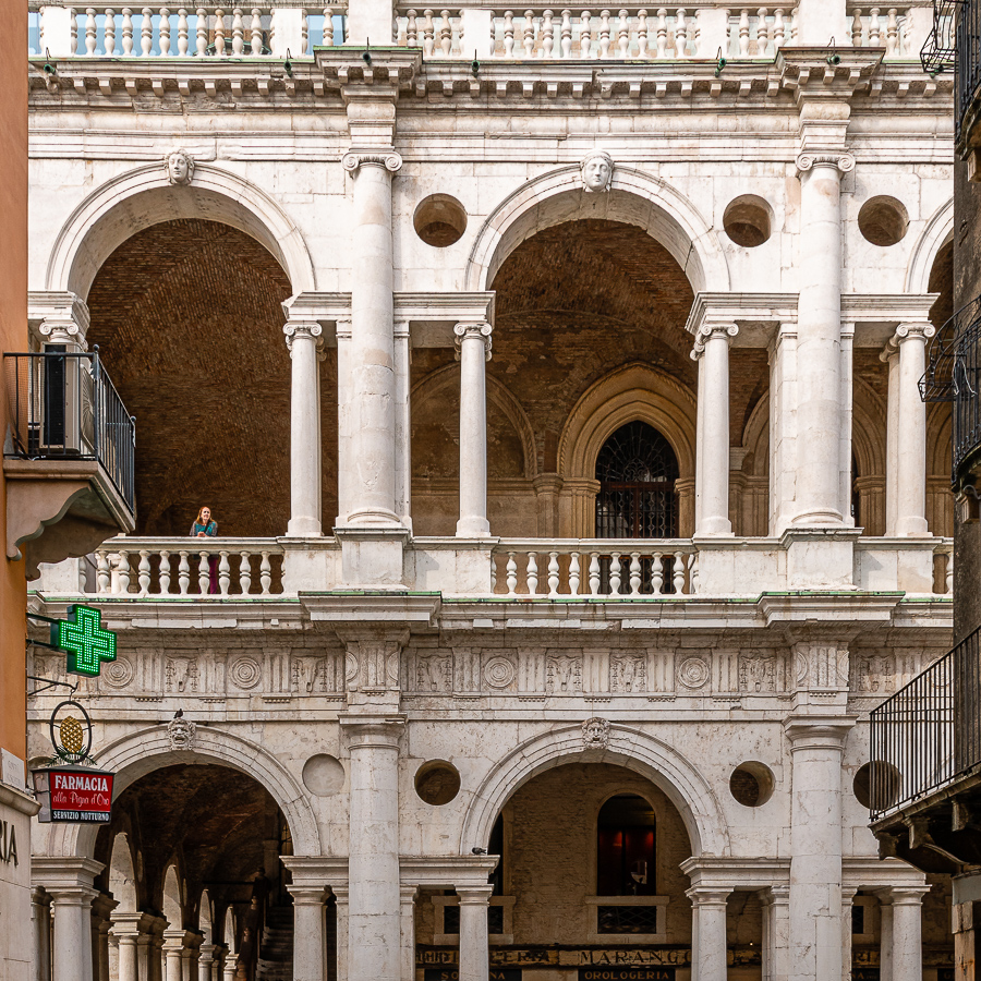 Basilica Palladiana: Arkadenbögen, Halbsäulen und Doppelsäulen prägen die schöne Marmorfassade
