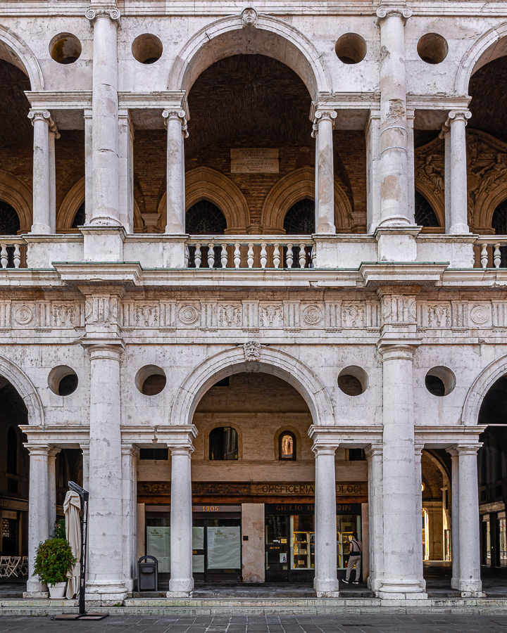 Basilica Palladiana: Dorische Kapitelle zieren die Säulen im Erdgeschoss, während die ionische Säulenordnung im Obergeschoss Anwendung findet.