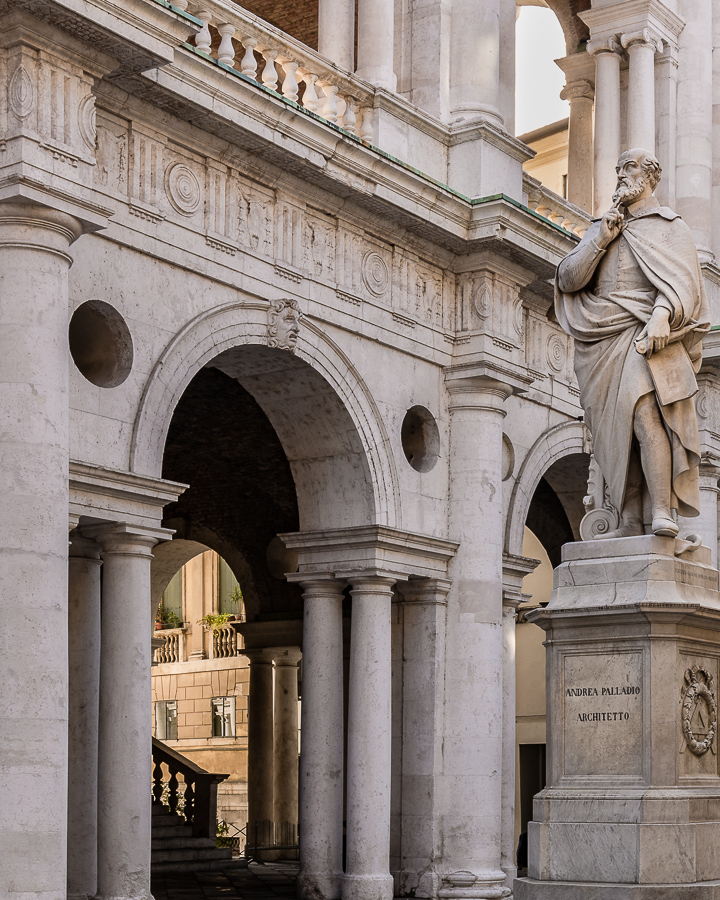 Basilica Palladiana: Auf der Piazzetta Palladio befindet sich die Statue des großen Renaissance-Architekten.