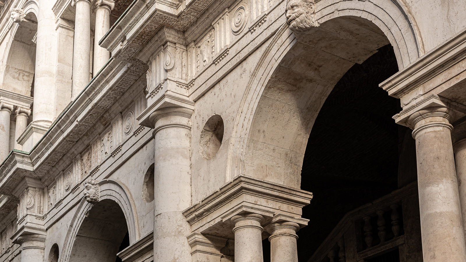 Basilica Palladiana: Der Architrav des Erdgeschosses wird von einem schönen Metopen-Triglyphenfries geschmückt.