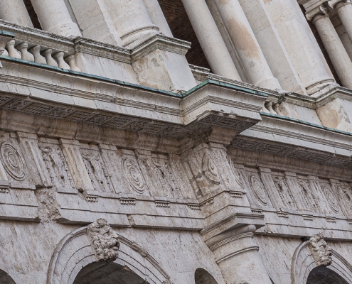 Basilica Palladiana: Detail der weißen Marmor-Arkaden, die als Palladio-Motif weltberühmt wurden.