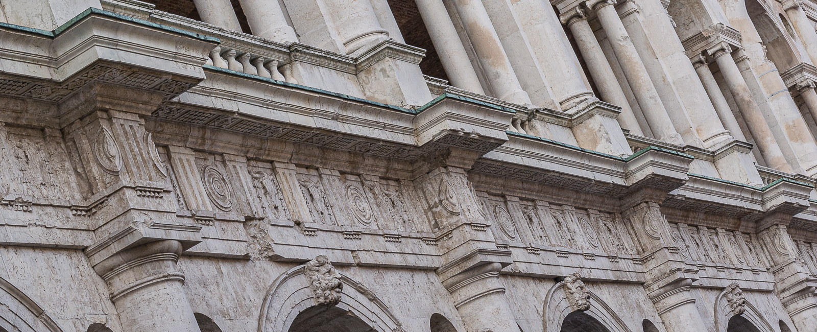 Basilica Palladiana: Detail der weißen Marmor-Arkaden, die als Palladio-Motif weltberühmt wurden.