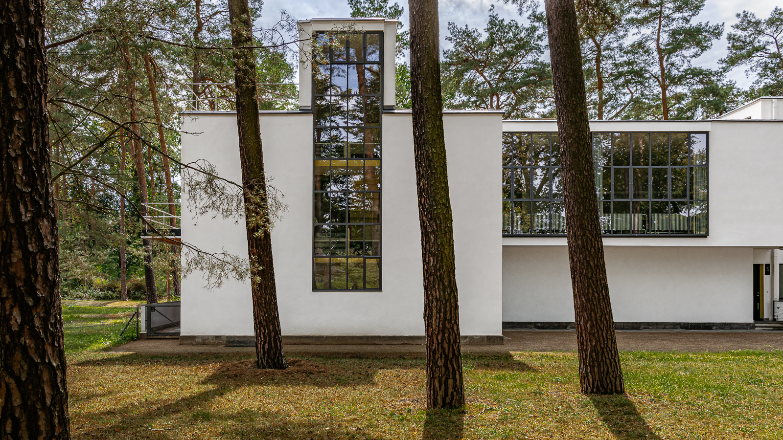 Mit den verschachtelten, unterschiedliche hohen, kubischen Baukörpern schuf Gropius eine Ikone der „weißen Moderne“.