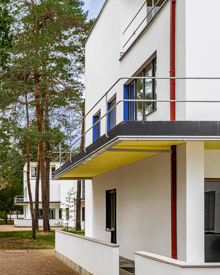 Das Farbkonzept im Außenbereich folgt den Regeln des Bauhaus.