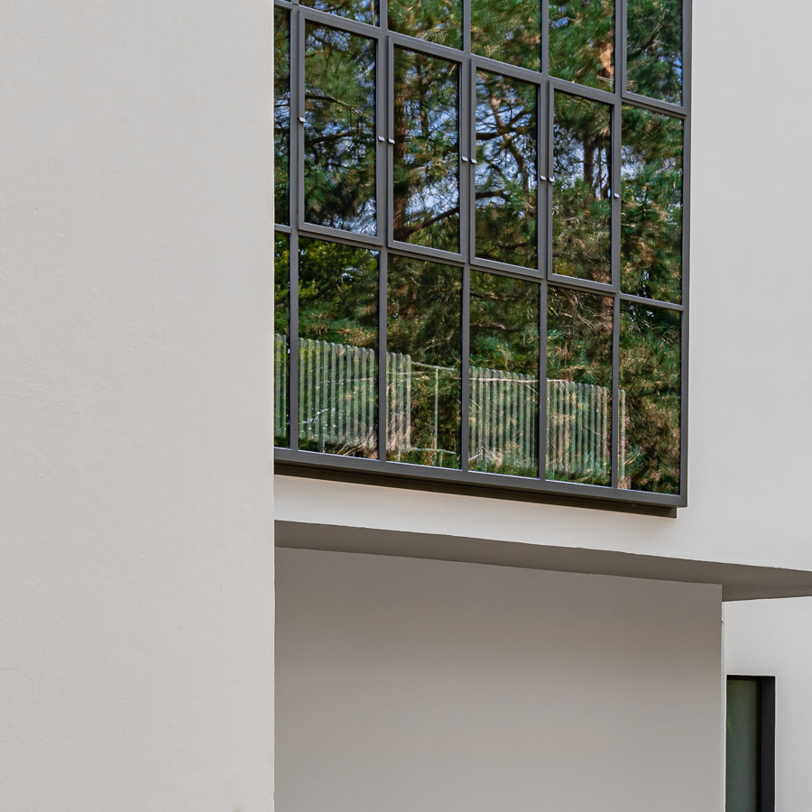 Die großzügige Glasvorhangfassade der Atelierräume gilt als richtungsweisend für die Architektur des 20. Jahrhunderts.