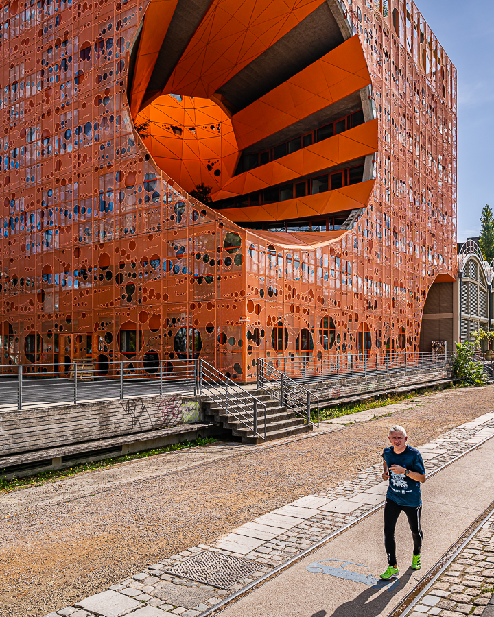 In den Sozialen Netzwerken gilt der Orange Cube bereits als architektonisches Markenzeichen des neuen Stadtquartiers.