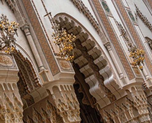 Hassan-II.-Moschee – gelungene Verbindung von islamischer Architektur mit typisch marokkanischen Formen/Farben.