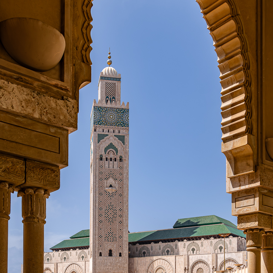 Vom circa 210 Meter hohen Minarett leuchtet nachts ein grüner Laserstrahl Richtung Mekka.
