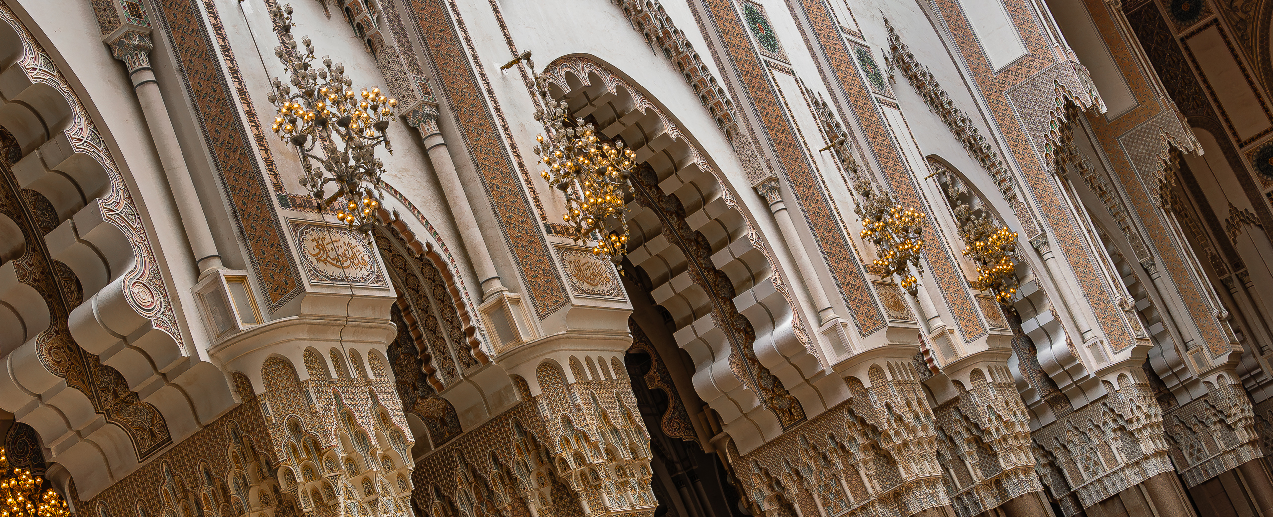 Hassan-II.-Moschee – gelungene Verbindung von islamischer Architektur mit typisch marokkanischen Formen/Farben.