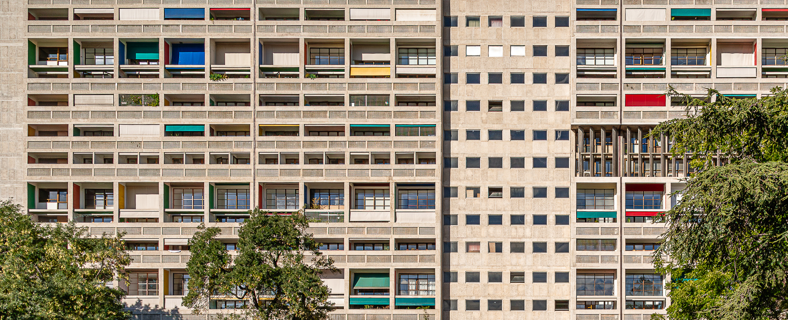 Die Cité radieuse erinnert mit Ihren Fensterbändern und Loggien eher an ein Kreuzfahrtschiff, als an ein Wohnhaus.