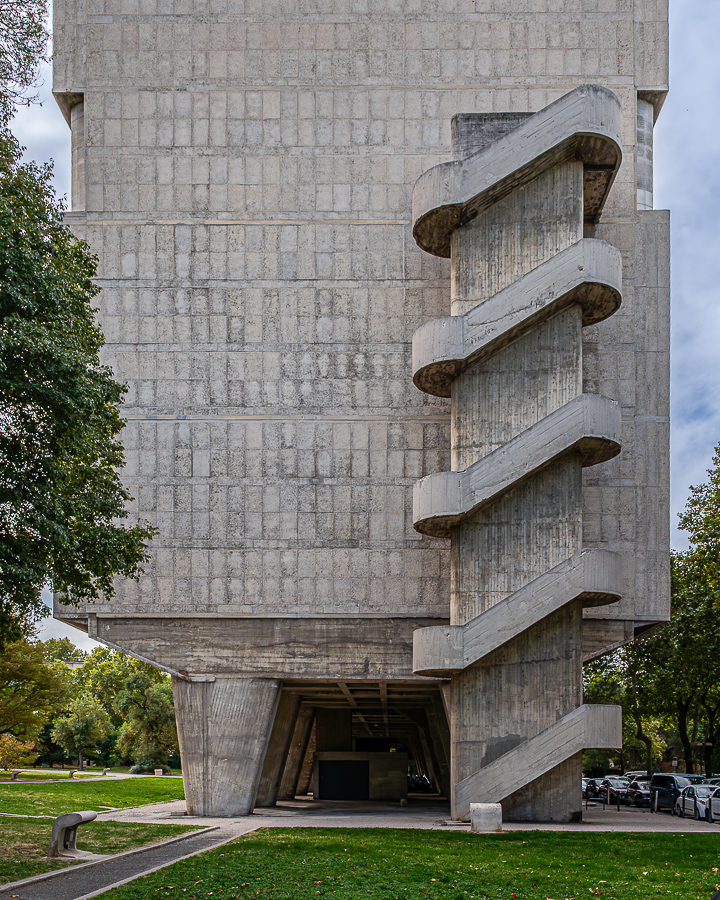 Sichtbeton (= béton brut = roher Beton) gab dem Architekturstil des Brutalismus seinen Namen.